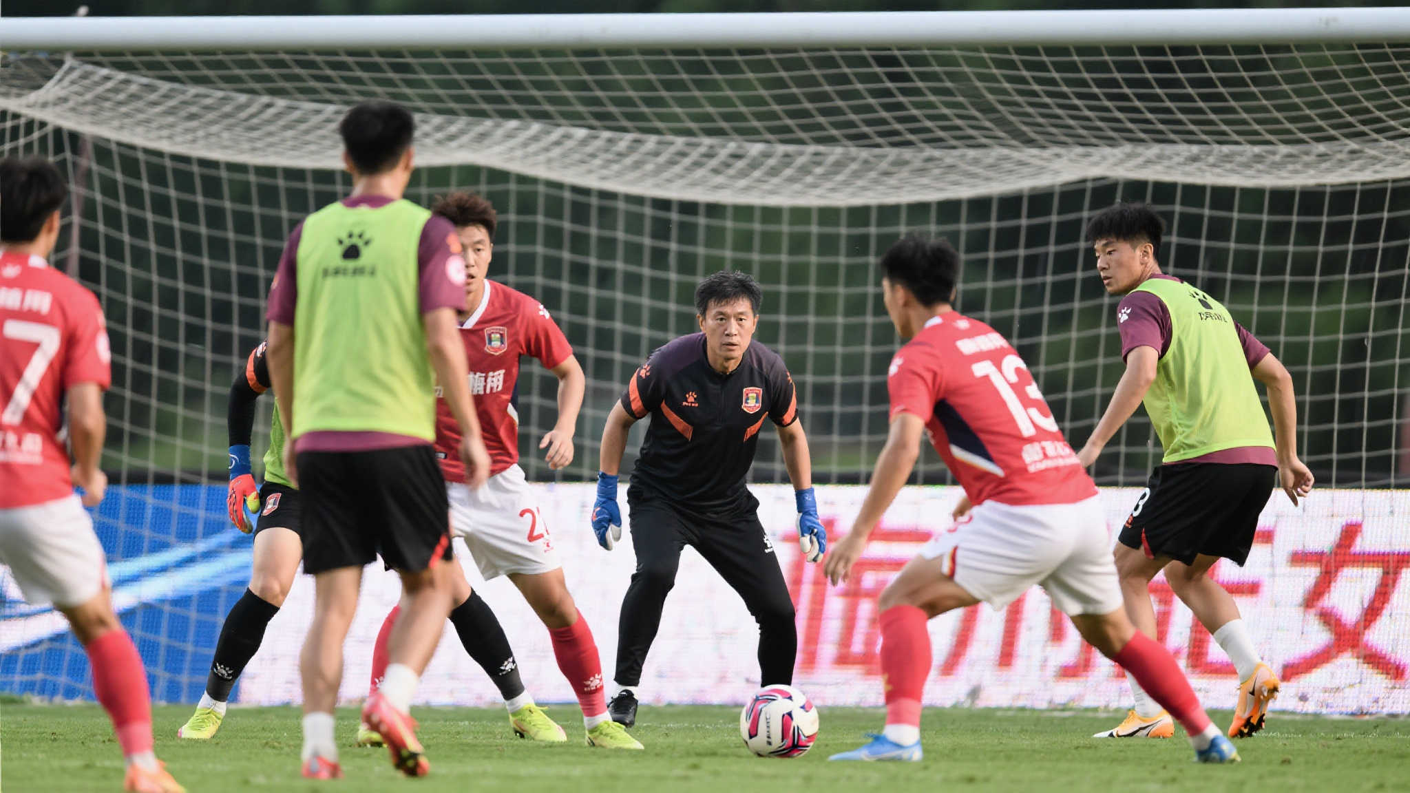 防守苦战，梅州力阻中超六连败